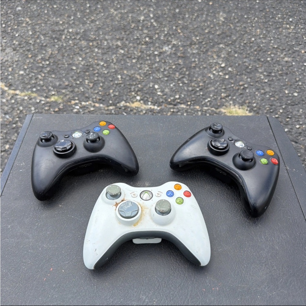 Xbox Wireless Controllers (Black & White) - Compatible Video Game Controllers